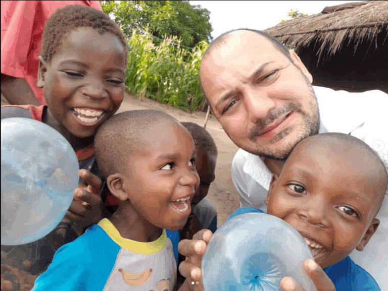 Equipe Amigos de Deus com crianças atendidas pela associação